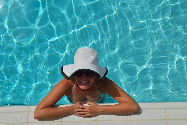 Donna felice in piscina — Foto Stock