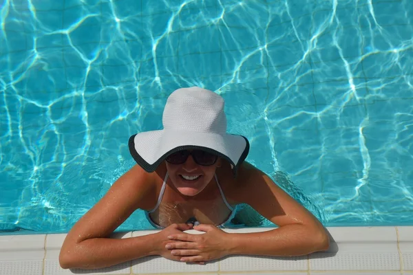 Mulher feliz na piscina — Fotografia de Stock