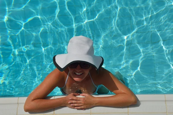 Счастливая женщина в бассейне — стоковое фото