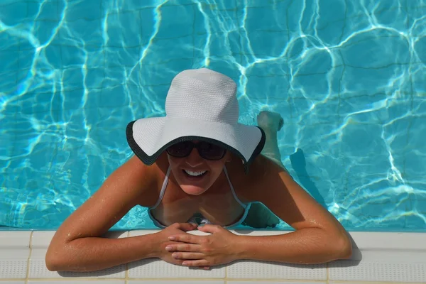 Mulher feliz na piscina — Fotografia de Stock