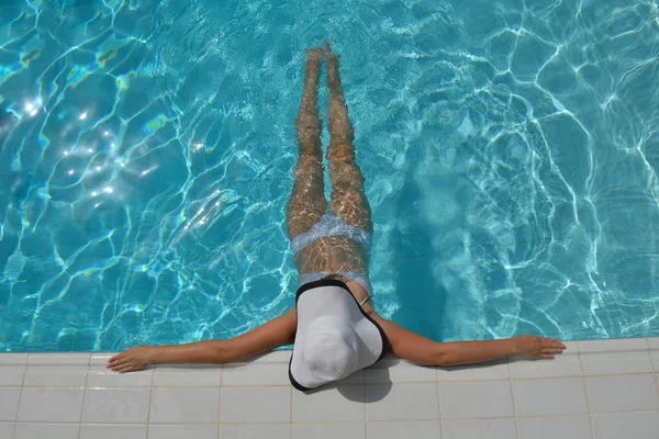 Glückliche Frau im Schwimmbad — Stockfoto