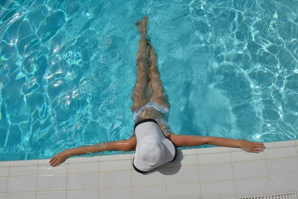 Glückliche Frau im Schwimmbad — Stockfoto