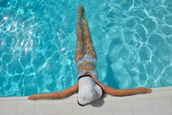 游泳池里快乐的女人 — 图库照片