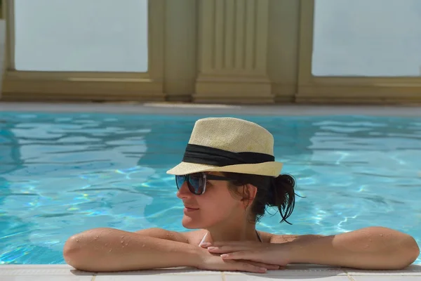 Femme heureuse dans la piscine — Photo