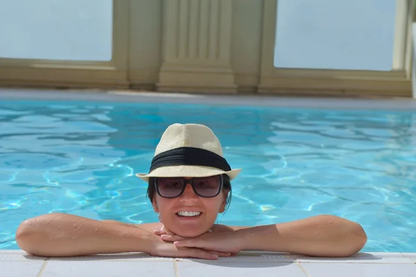 Mulher feliz na piscina — Fotografia de Stock