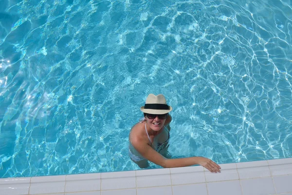 Femme heureuse dans la piscine — Photo