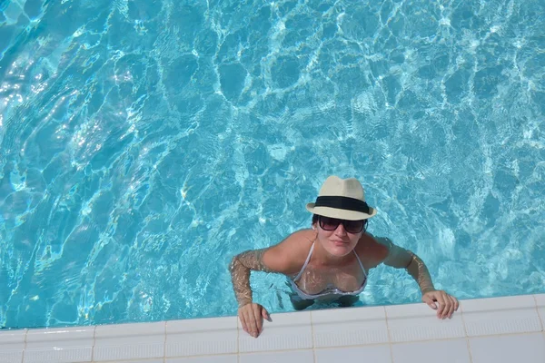 Mujer feliz en la piscina —  Fotos de Stock