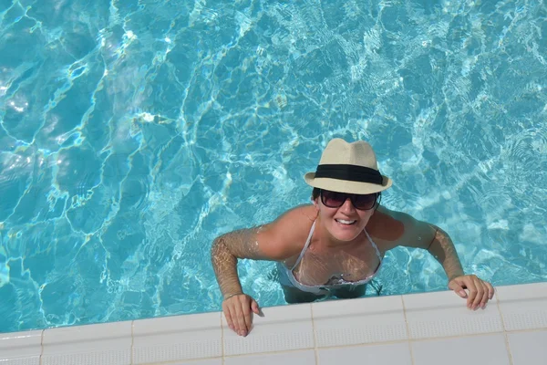 Счастливая женщина в бассейне — стоковое фото