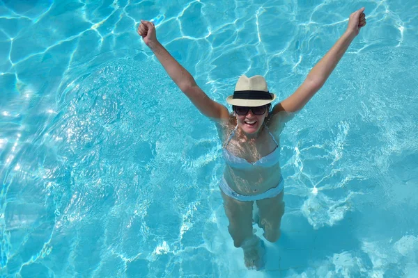 Mulher feliz na piscina — Fotografia de Stock