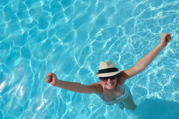 Mulher feliz na piscina — Fotografia de Stock