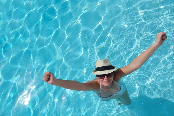 Mujer feliz en la piscina — Foto de Stock