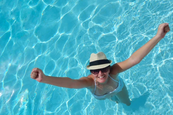 Havuzda mutlu bir kadın — Stok fotoğraf
