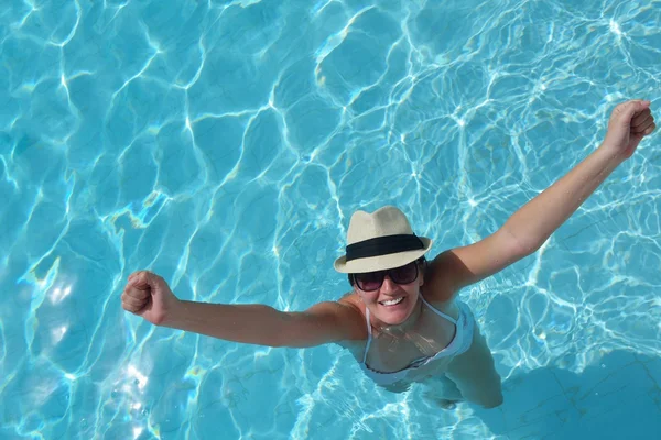 Mujer feliz en la piscina — Foto de Stock