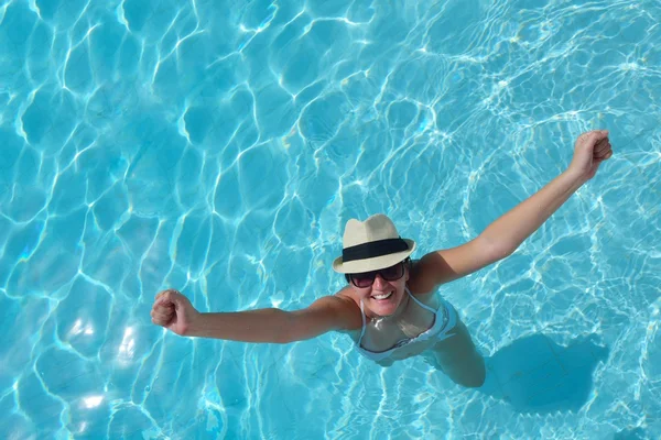 Ευτυχισμένη γυναίκα στην πισίνα — Φωτογραφία Αρχείου