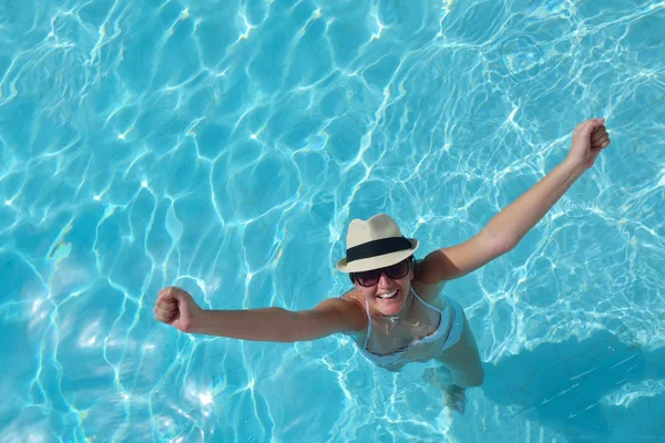 Donna felice in piscina — Foto Stock