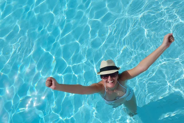 Boldog nő a medencében — Stock Fotó