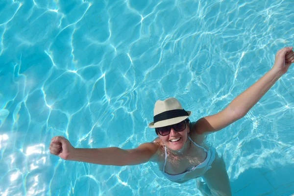 Mulher feliz na piscina — Fotografia de Stock