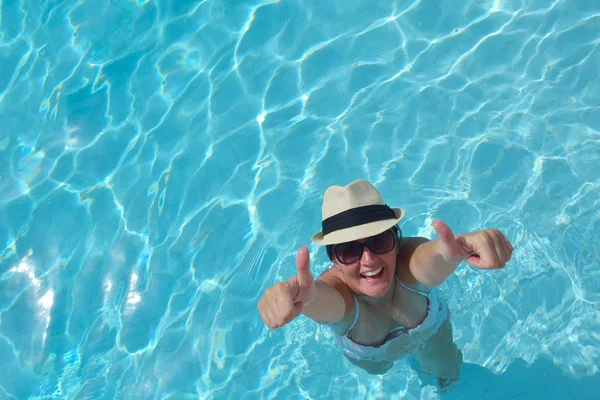 수영장의 행복 한 여자 — 스톡 사진