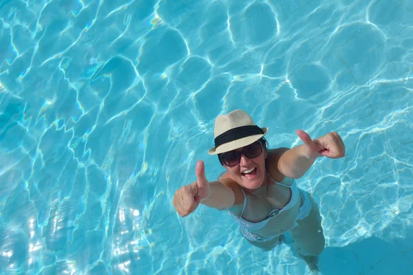 Mujer feliz en la piscina — Foto de Stock