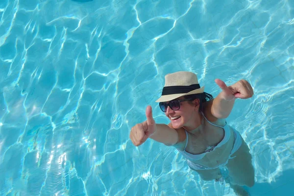 Ευτυχισμένη γυναίκα στην πισίνα — Φωτογραφία Αρχείου
