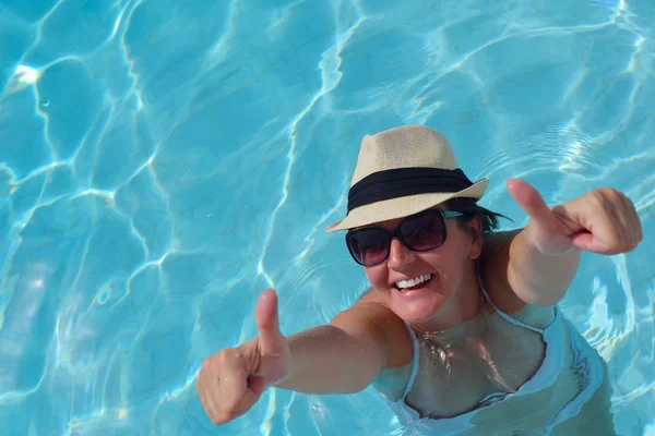 Donna felice in piscina — Foto Stock