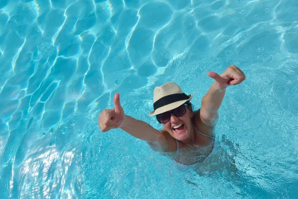 수영장의 행복 한 여자 — 스톡 사진