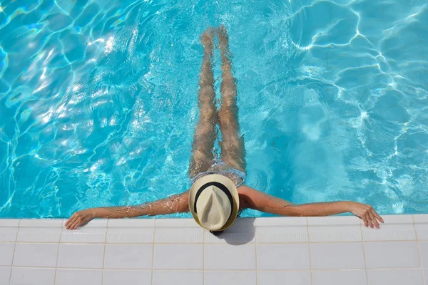 Lycklig kvinna i poolen — Stockfoto