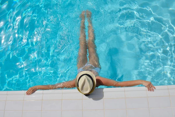 Gelukkig vrouw in zwembad — Stockfoto