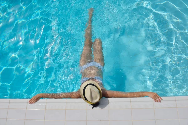 Szczęśliwa kobieta w basenie — Zdjęcie stockowe