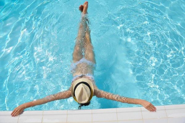 Happy woman in swimming pool — Stock Photo, Image