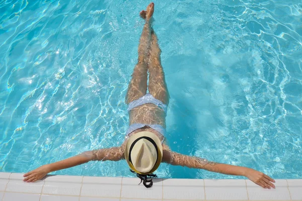 Mulher feliz na piscina — Fotografia de Stock