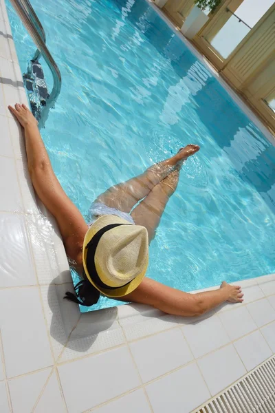 Mulher feliz na piscina — Fotografia de Stock