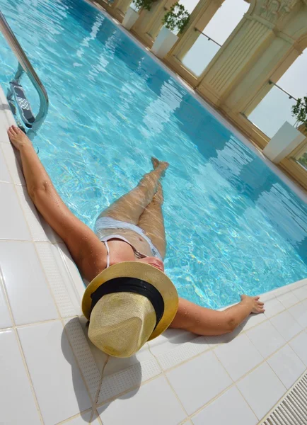 Mujer feliz en la piscina —  Fotos de Stock