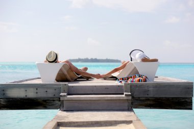 Mutlu genç çift sahilde iyi eğlenceler.