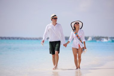 Mutlu genç çift sahilde iyi eğlenceler.