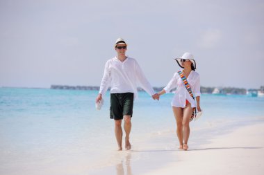 Mutlu genç çift sahilde iyi eğlenceler.