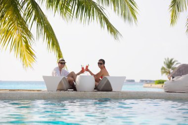 Mutlu genç çift sahilde iyi eğlenceler.