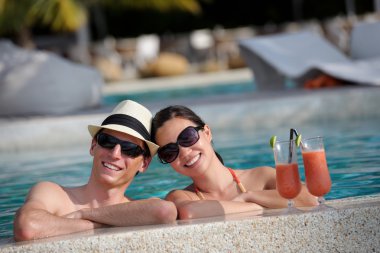 Mutlu genç çift sahilde iyi eğlenceler.