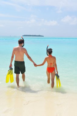 Mutlu genç çift sahilde iyi eğlenceler.