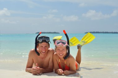 Mutlu genç çift sahilde iyi eğlenceler.