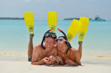 Mutlu genç çift sahilde iyi eğlenceler.