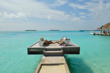 Mutlu genç çift sahilde iyi eğlenceler.