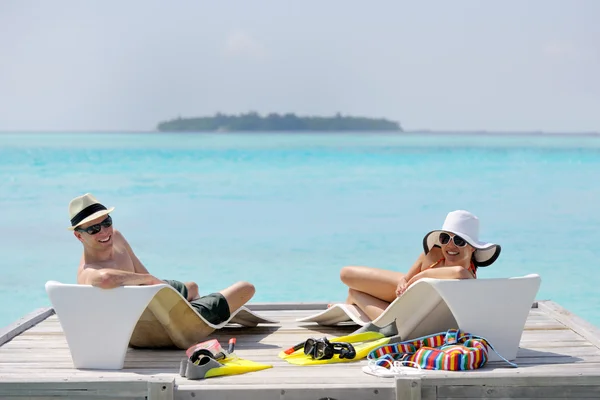 Szczęśliwa młoda para baw się na plaży — Zdjęcie stockowe