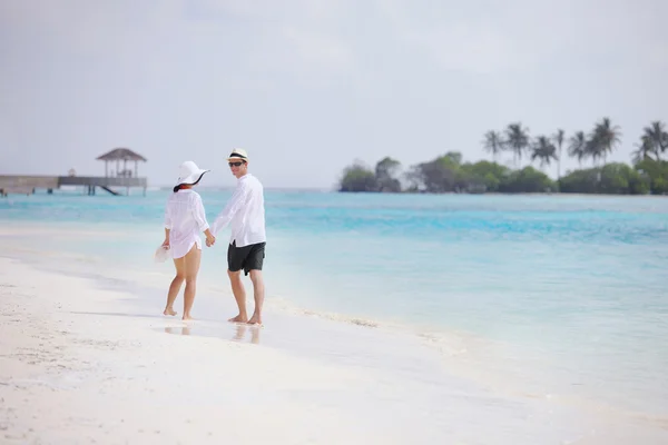 Heureux jeune couple avoir du plaisir sur la plage — Photo