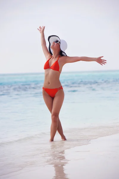 Beautiful girl on beach have fun — Stock Photo, Image