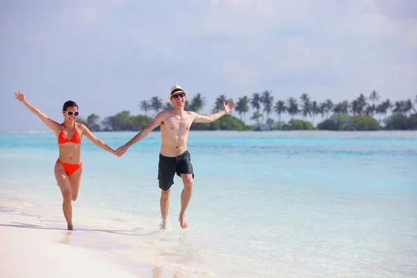 Feliz jovem casal se divertir na praia — Fotografia de Stock