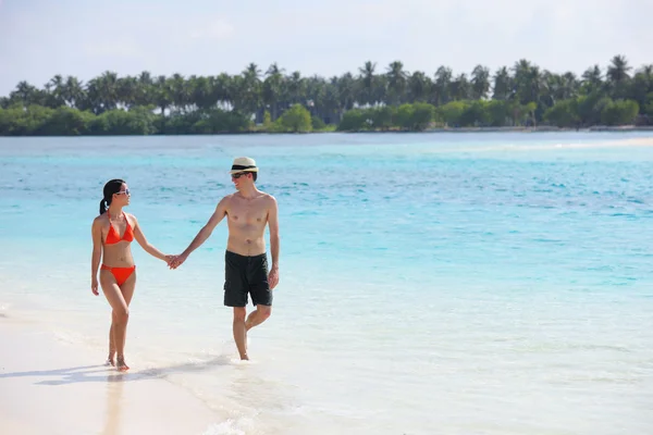 Feliz jovem casal se divertir na praia — Fotografia de Stock