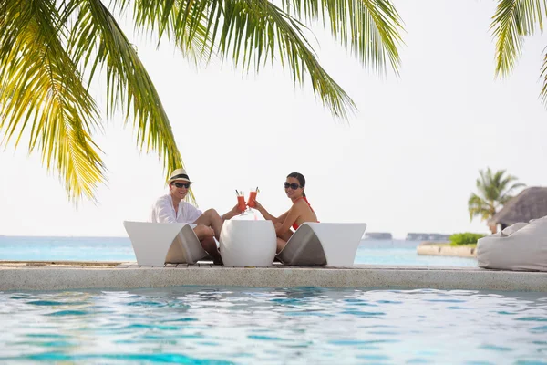 Mutlu genç çift sahilde iyi eğlenceler.