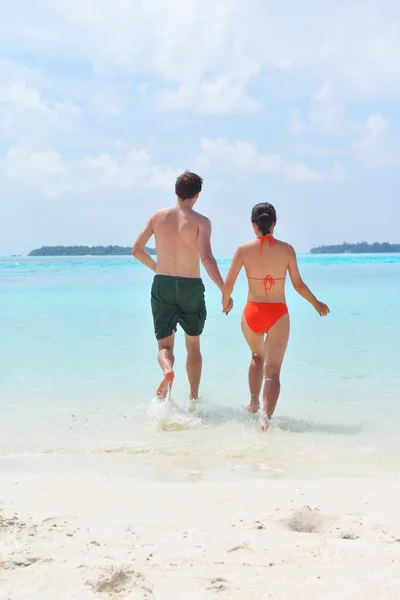 Gelukkig jong paar veel plezier op het strand — Stockfoto