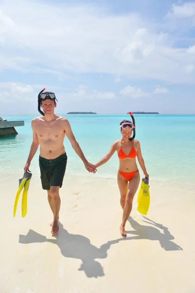 Feliz jovem casal se divertir na praia — Fotografia de Stock